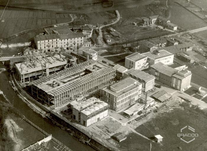 Veduta aerea stabilimento Bracco a Lambrate, anni '50