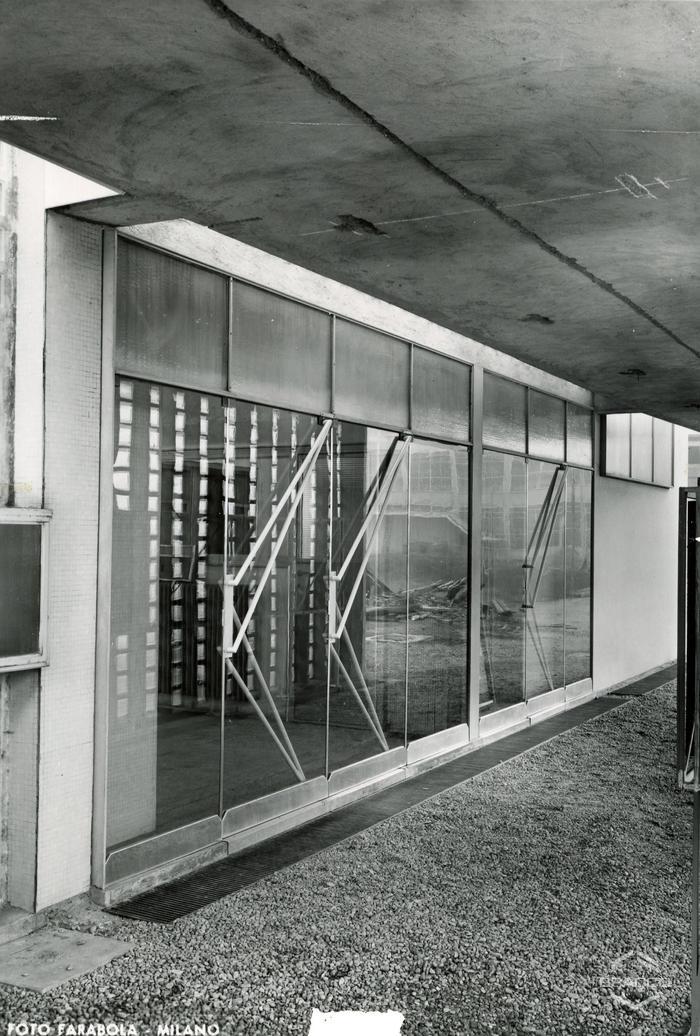 Visuale esterna della portineria, dettaglio porte, anni ' 50