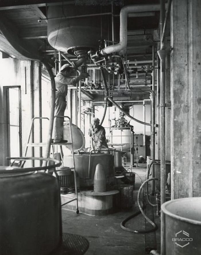 Tecnici e operai al lavoro, edificio B6, produzione sintetici, anni '50