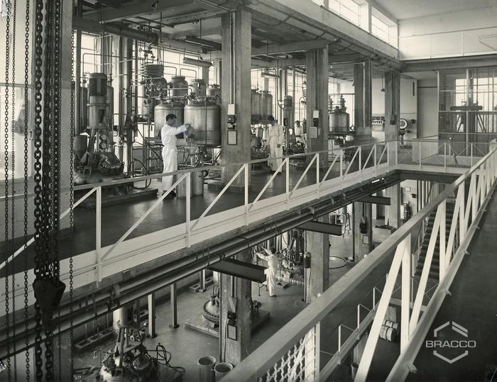 Tecnici al lavoro presso l'edificio B6, produzione sintetici, anni '50