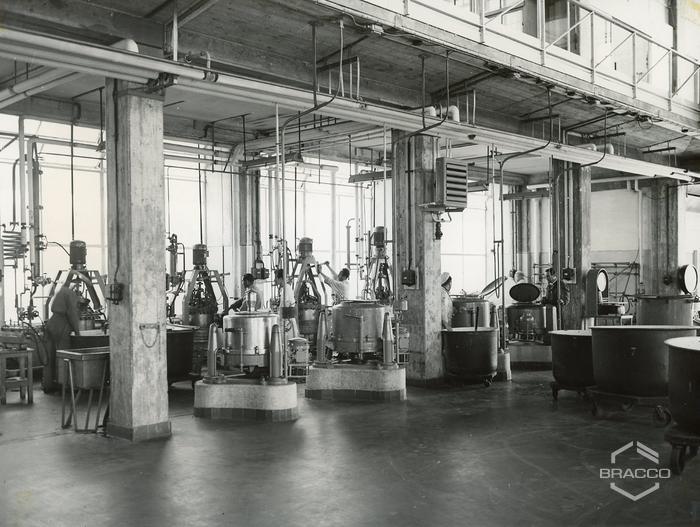 Tecnici e operai al lavoro, edificio B6, produzione sintetici, anni '50