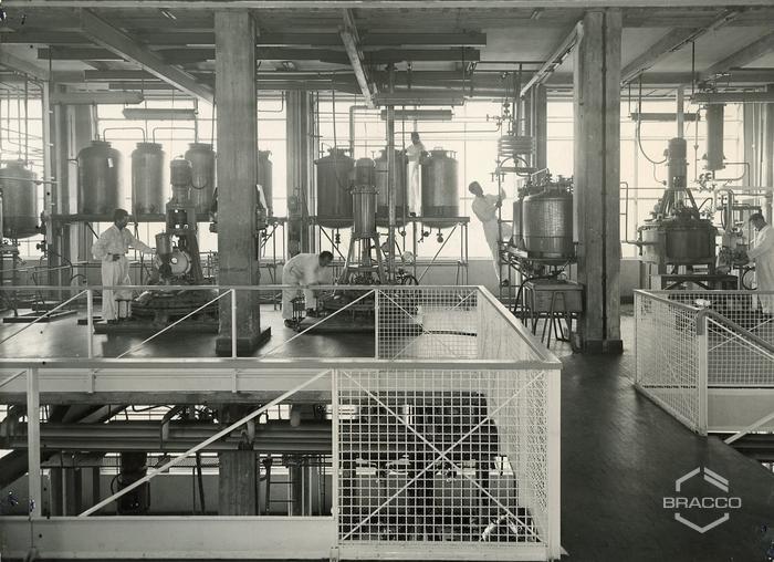Tecnici al lavoro presso l'edificio B6, produzione sintetici, anni '50