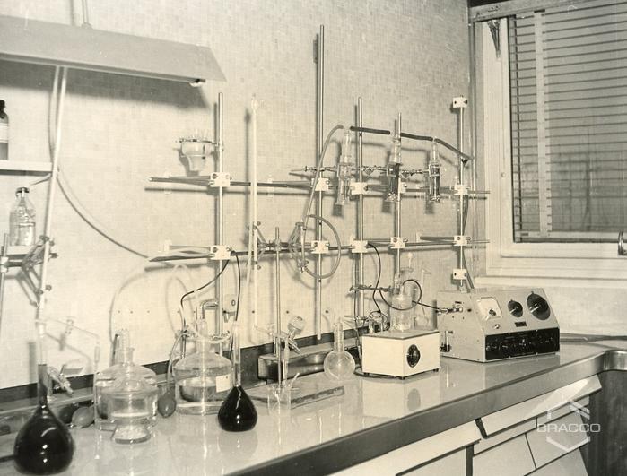Laboratorio chimico - fisico, attrezzature e macchinari, anni '60