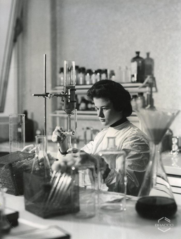 Ricercatrice al lavoro nei laboratori di ricerca, anni '60