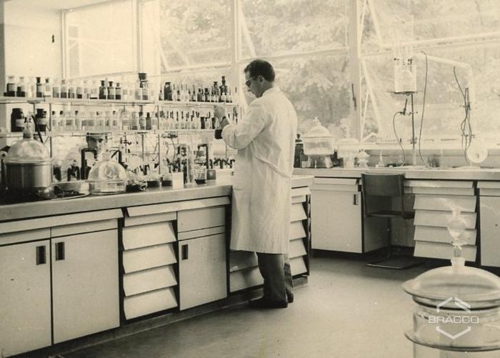 Ricercatori al lavoro presso i laboratori di ricerca, anni '60