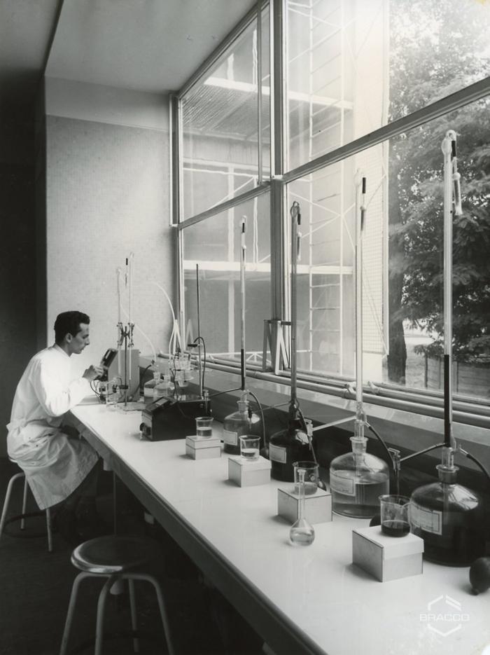 Ricercatore al lavoro presso i laboratori di ricerca Bracco, anni '60