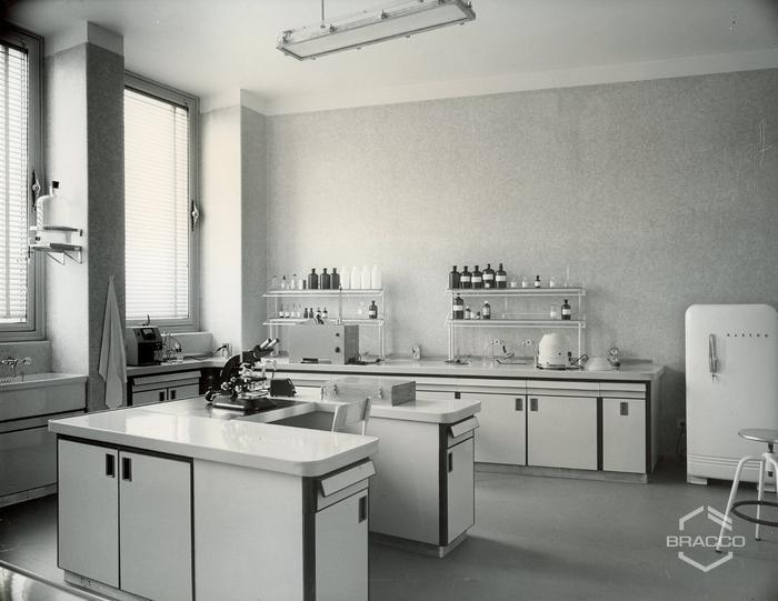 Interno dei laboratori di ricerca Bracco, anni '60