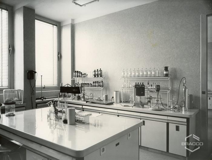 Interno dei laboratori di ricerca Bracco, anni '60