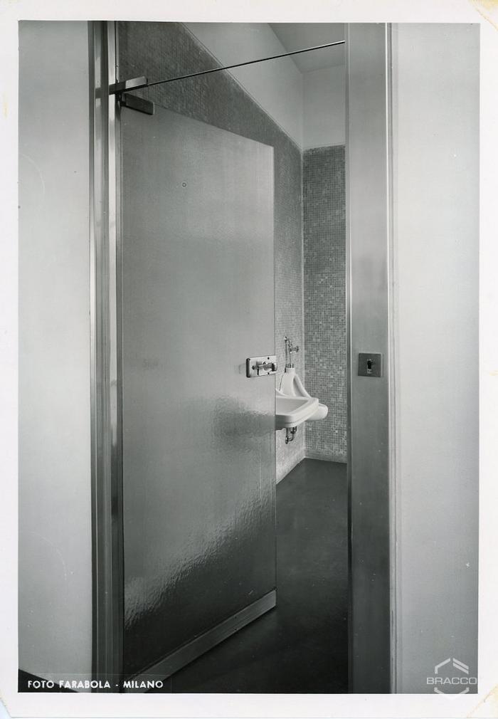 Dettaglio porta servizi igienici, anni '50