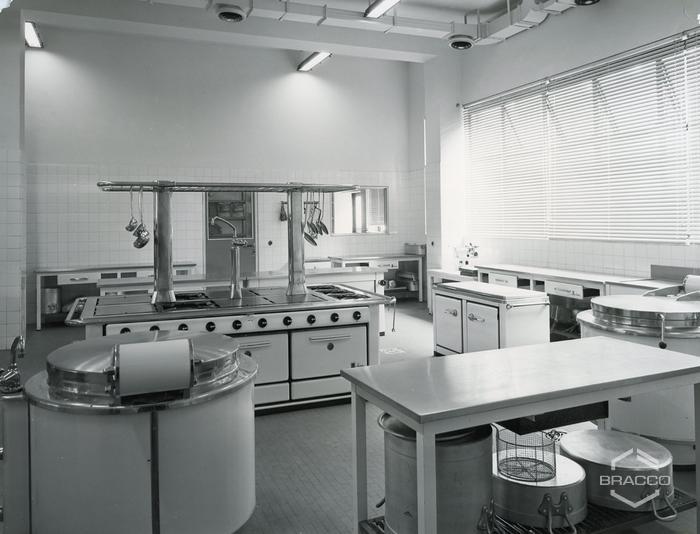 Cucina della mensa aziendale, anni '60