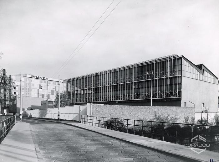 Vista dal ponte di via Folli (Lambrate, Milano) del padiglione di confezionamento delle specialità medicinali, edificio B15, inizio anni '60