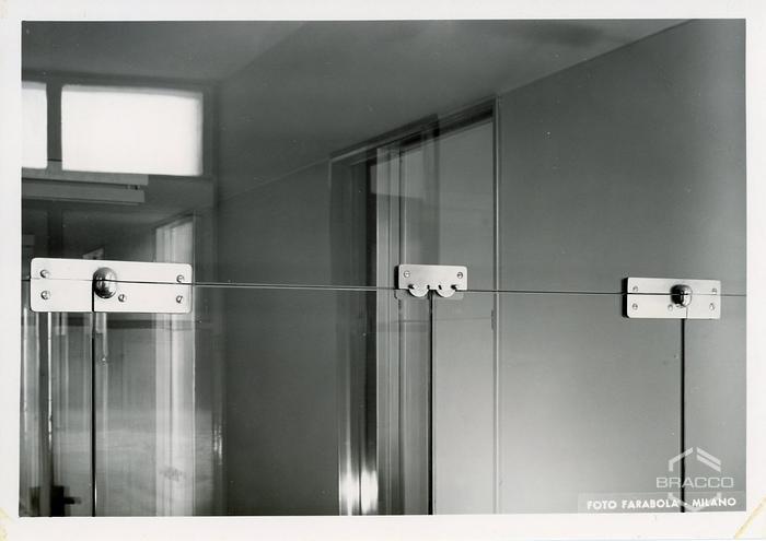 Dettaglio porta, portineria, anni '50