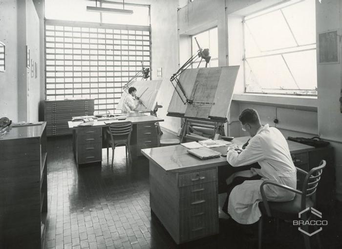 Lavoratori all'opera presso l'officina meccanica, anni '60
