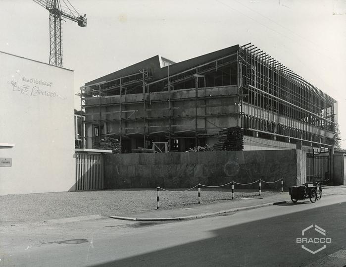 Lavori di costruzione dell'edificio B15, confezione specialità medicinali e servizi, anni '60
