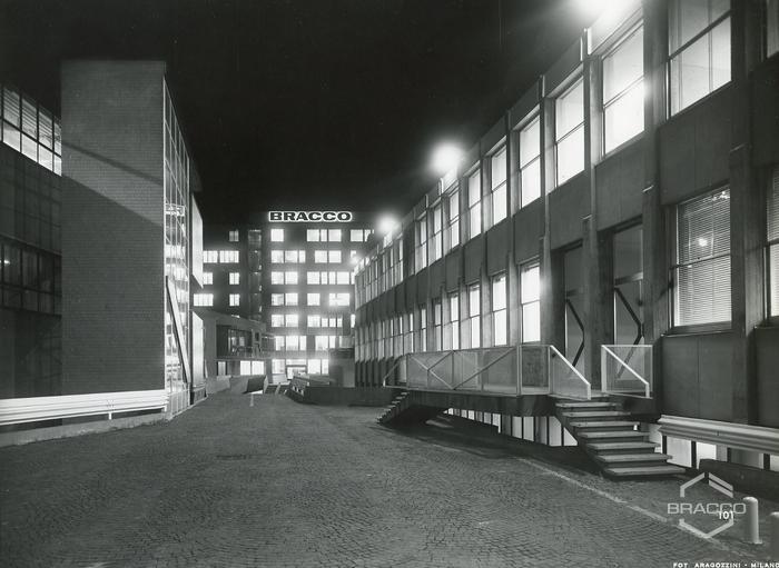 Veduta notturna del complesso degli edifici B14, B15 e B16, inizio anni '60