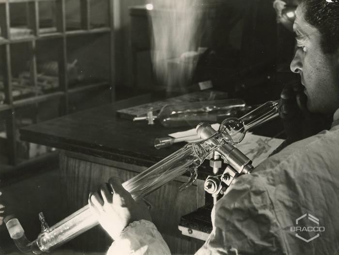 Artigiano al lavoro, soffieria Bracco, anni '60