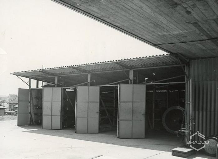Veduta esterna dell'officina meccanica e della soffieria Bracco, anni '60