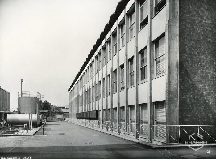 Edificio B16, produzione specialità medicinale e scorcio del parco serbatoi, anni '60