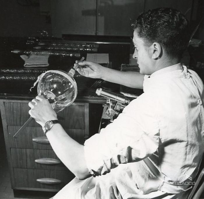 Soffiatore e  modellatore del vetro, anni '60