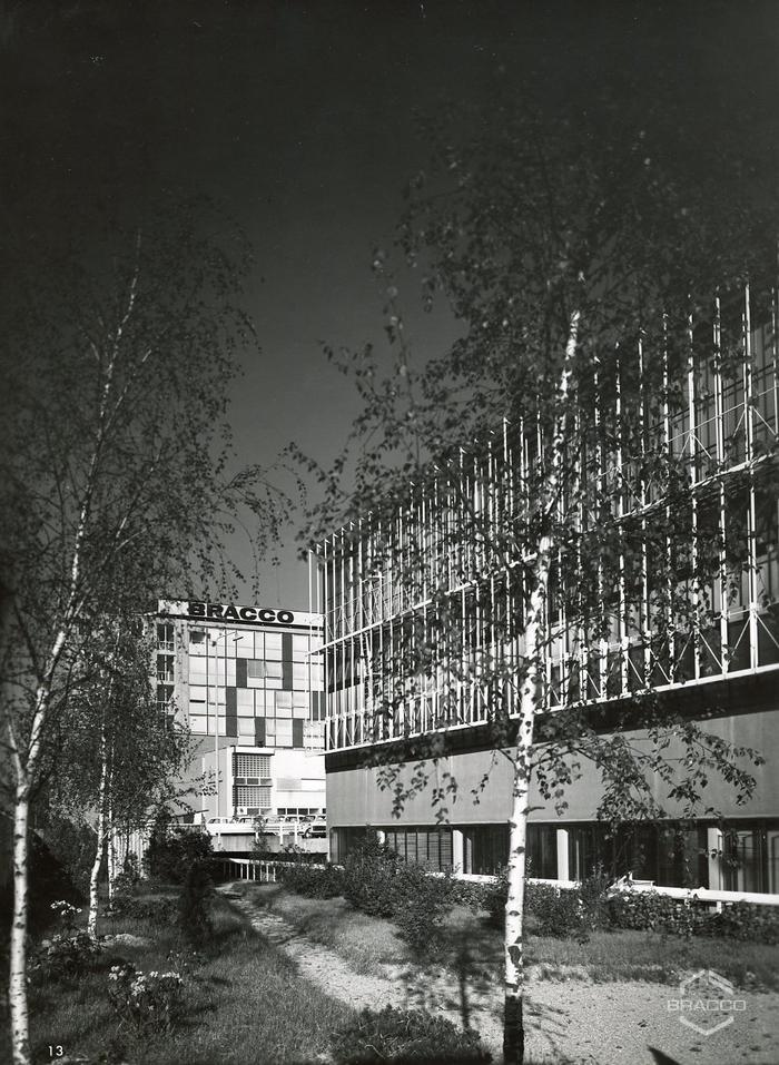 Vista laterale del padiglione di confezionamento specialità medicinali, edificio B15, inizio anni '60
