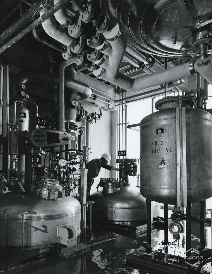 Operai al lavoro presso la produzione sintetici, inizio anni '60