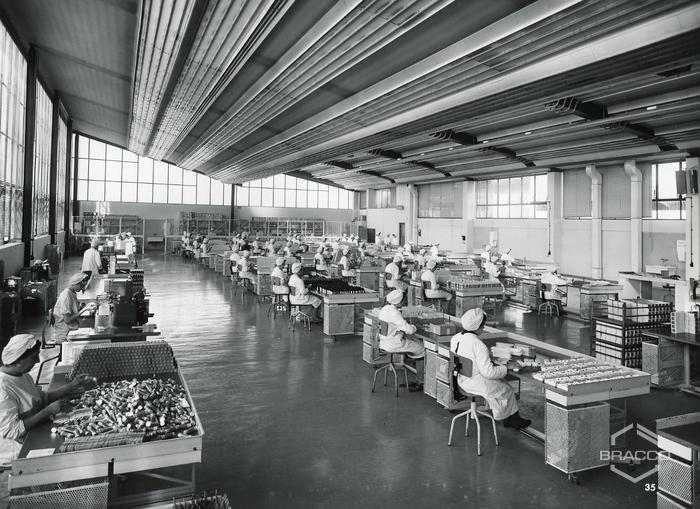 Veduta generale del salone confezionamento specialità medicinali (edificio B15), inizio anni '60