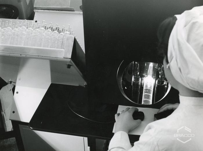 Controllo fiale, produzione specialità medicinali, inizio anni '60