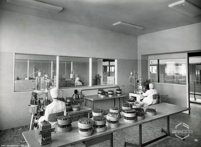 Reparto riempimento fiale, produzione specialità medicinali, inizio anni '60