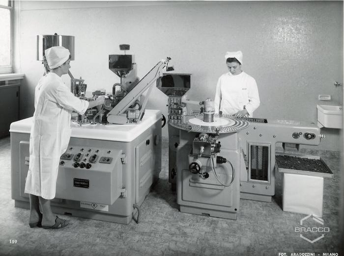 Reparto confezionamento specialità medicinali, inizio anni '60