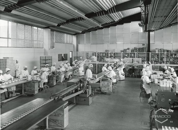 Salone confezionamento specialità medicinali, ciclo confezionamento fiale, inizio anni '60