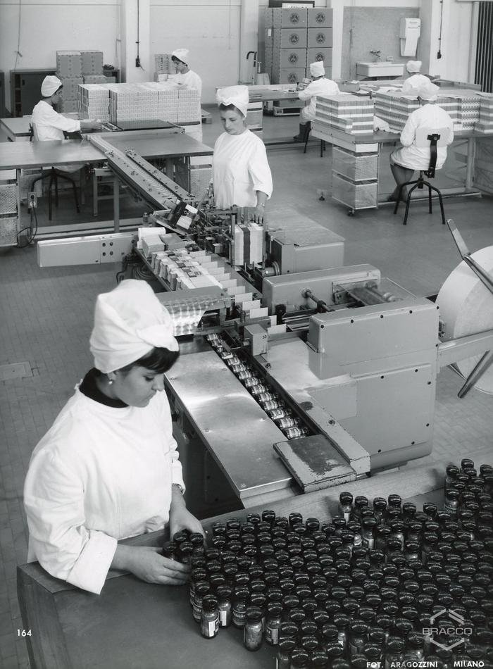 Reparto confezionamento specialità medicinali, inizio anni '60
