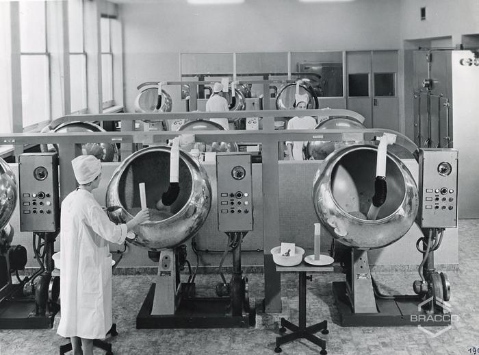 Operaie al lavoro, produzione specialità medicinali, inizio anni '60