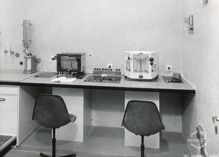 Laboratorio di ricerca, tavolo Microbilance Bunge, inizio anni '60