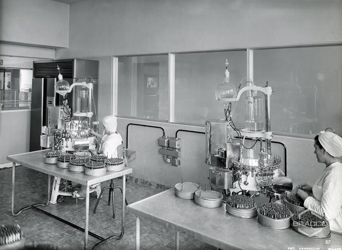 Macchinario riempimento fiale, produzione specialità medicinali, inizio anni '60