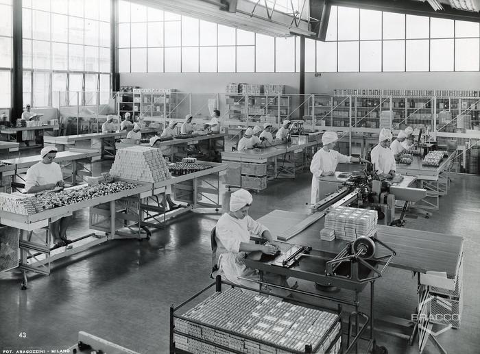 Veduta generale del salone confezionamento specialità medicinali (edificio B15), inizio anni '60