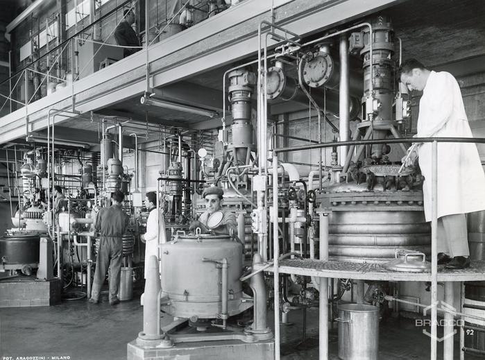 Operai e tecnici al lavoro presso il reparto produzione sintetici, inizio anni '60