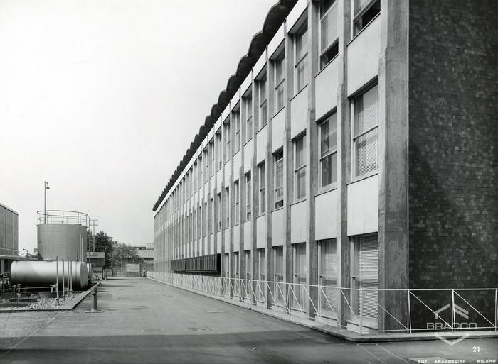 Edificio B16, produzione specialità medicinali e scorcio del parco serbatoi, inizio anni '60