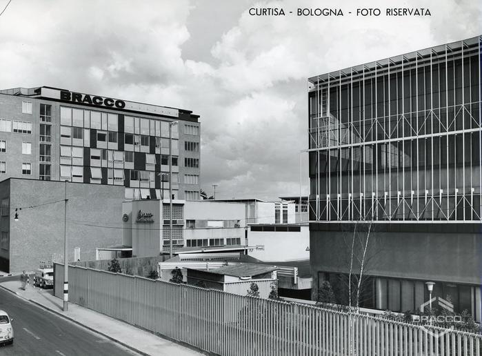 Ingresso stabilimento Bracco in via Egidio Folli, Milano, anni '60