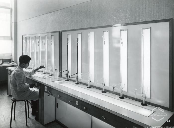 Ricercatore al lavoro presso i laboratori di ricerca Bracco, inizio anni '60
