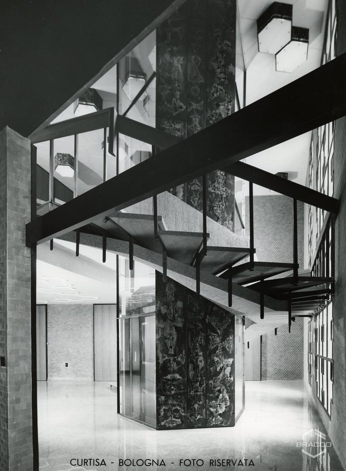 Scale e ascensore interno, edificio Presidenza, anni '60