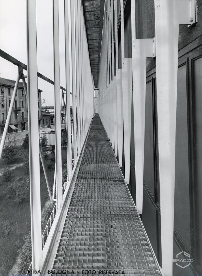 Passerella laterale dell'edificio B15, confezionamento specialità medicinali, anni '60