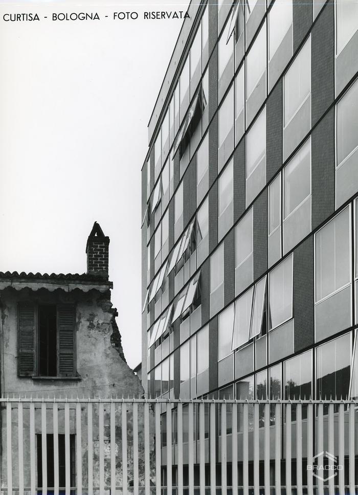 Palazzina uffici, edificio B14, e particolare della cascina "Gambero", anni '60