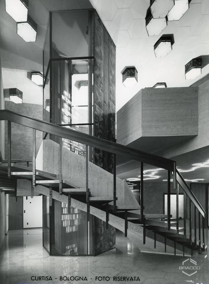 Scale e ascensore interno, edificio Presidenza, anni '60