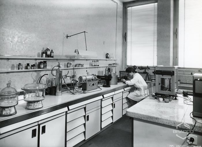 Laboratorio microbiologico, veduta parziale della sala di microscopia, inizio anni '60