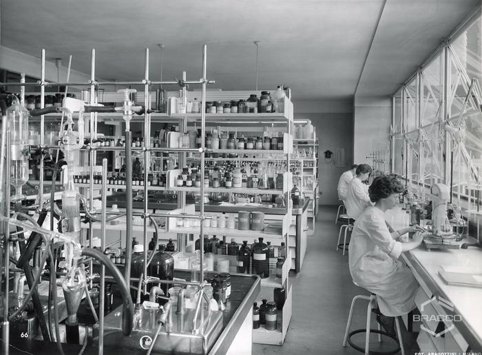 Laboratorio d'analisi, controllo materie prime, inizio anni '60