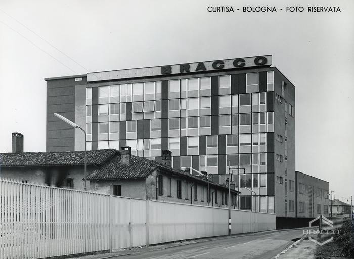 Palazzina uffici, edificio B14, e particolare della cascina "Gambero", anni '60