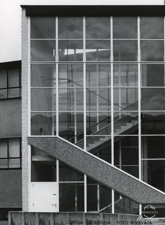 Dettaglio scale dell'edificio B15, confezionamento specialità medicinali, anni '60