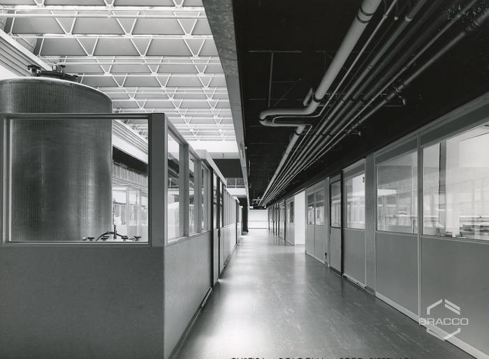 Interno edificio B16, produzione specialità medicinali, anni '60