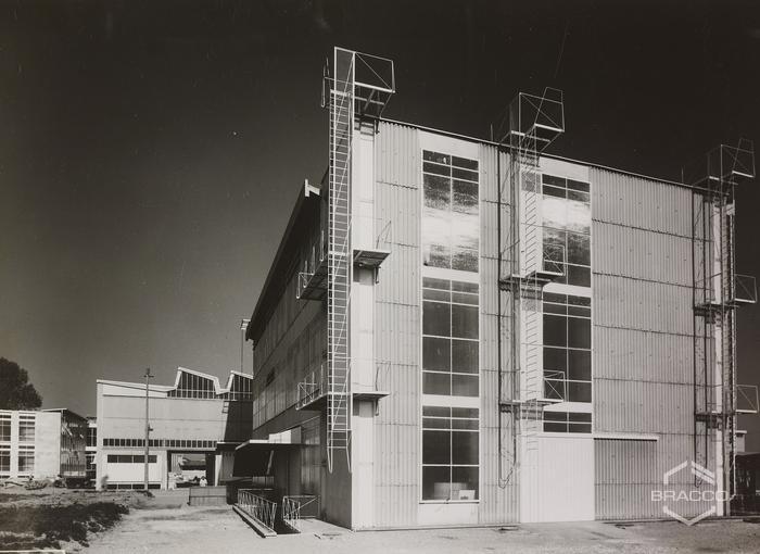 Particolare dell'esterno dell'edificio B6, produzione di sintetici, anni '60