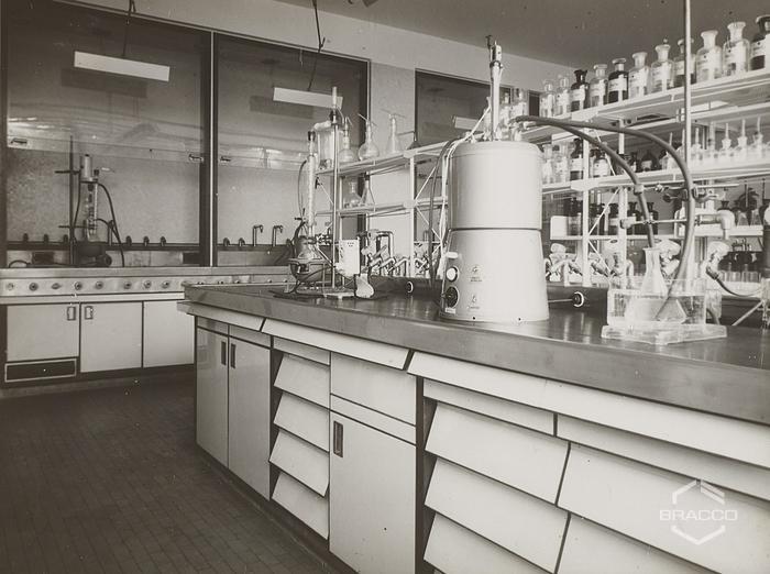 Laboratori ricerche, banco da lavoro, anni '60